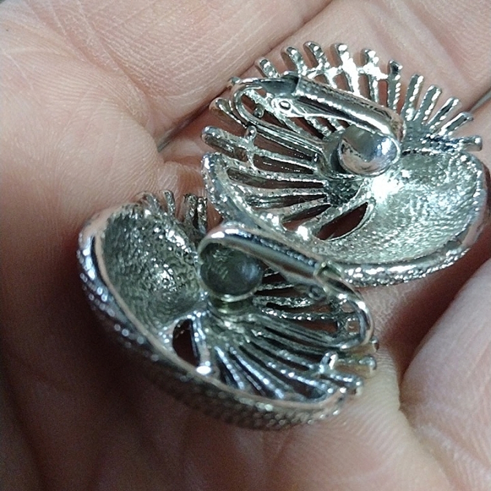 SARAH COVENTRY VINTAGE 60s SILVER-TONE RIBBED SWIRLED LEVERBACK 1.2" EARRINGS - Picture 6 of 9